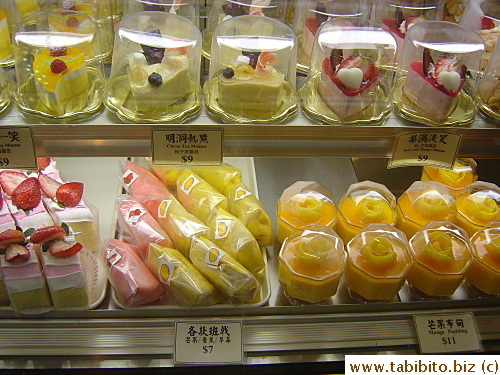 The mango pudding on lower right was just delicious with a lot of diced mangoes in it. Each is big enough to feed two and only cost about US$1.4, very good value