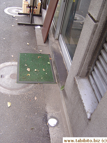 This shop owner can't be bothered to put the salt on a plate