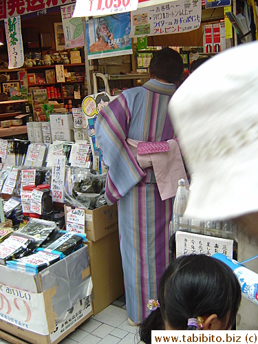 Woman in yukata in the shop where I saw the tadpoles