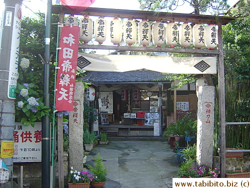 We found this very small temple about 15minutes from our apartment