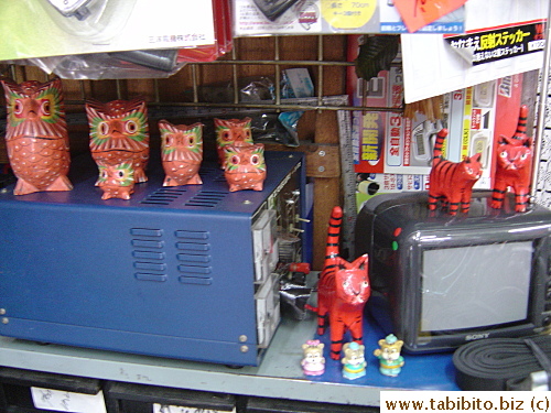 Decorative thingies on one of the crowded shelves in his shop