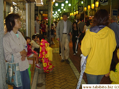 This girl's full-length yukata is very colorful