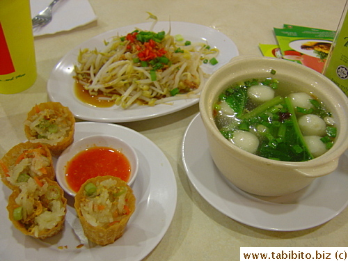 Our set lunch came with appertizer (Pai Tee) which is a crunchy cup housing a tangy salad, veggie with a spicy topping, fish ball soup and soft drink