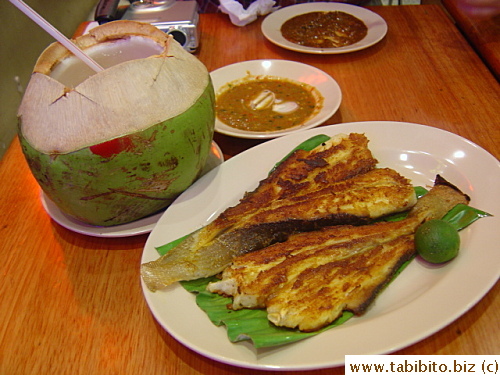 This local delicacy, grilled stingray, was absolutely delicious.  The local lime which tasted like orange brought out the freshness of the fish.  It also came with a tasty and spicy dipping sauce.  The seafood stall didn't have crabs when we were there, otherwise I would have ordered chili crab too.  I suspect it's just as good
