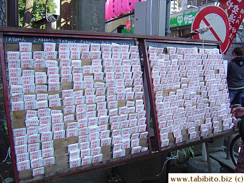 The board with fortune slips