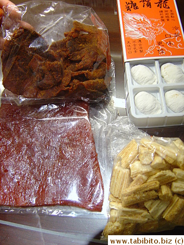 A food item/snack popular in Taiwan and I highly recommend it: beef and pork jerky(left of the photo). They are nothing like the tough dry terrible American one. The Taiwan ones are juicy, fragrant, and seasoned with the right amount of herbs and spices, once you try a piece, you'll end up eating the whole bag. The beef jerky on the upper left corner is from the lady in the hawker center