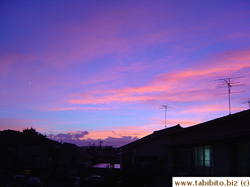 Only a few minutes later, blue color chases away most of the purple and pink.  If there's ever some truth in the saying 
