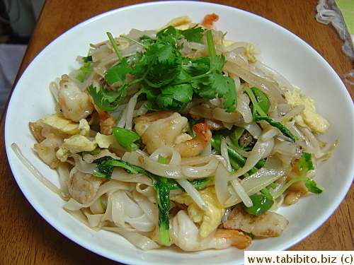 I made stir-fried rice noodles for dinner last week.  It's very good.  We just love flat rice noodles, whether it is in soup or stir-fried