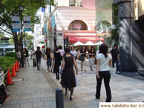 Stylish shops, cafes and smartly-dressed women in Omotesando