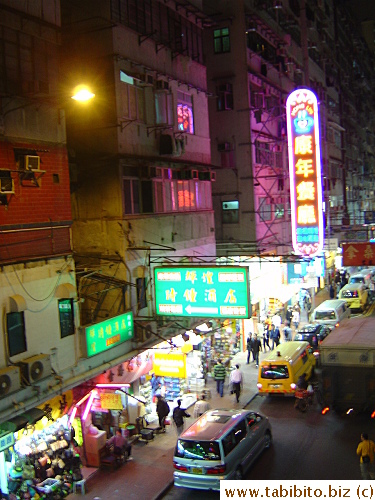Hong Lin Restaurant which sells those yummy yummy freshly baked egg tarts and bread is located on Tung Choi Street