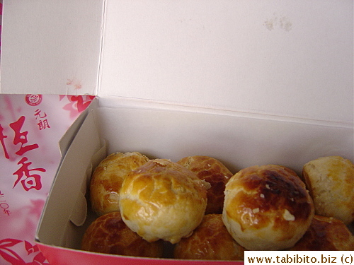 The flaky sweets from Sogo's Hang Heung I had been eating throughout our trip were so good that I bought a box to bring back to Tokyo