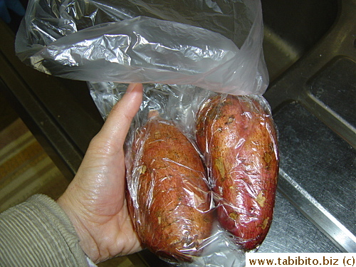 The easiest way to prep the Annouimo is to put them in a plastic bag, put 5 drops of canola oil over each, rub the oil all over them and slide them onto the roasting pan.  Your hands remain grease-free the whole time.  The sweet potatoes (about 240 gm each) then go to a 200C oven for 70 minutes