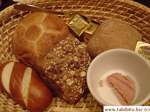 Assortment of four Greman bread with butter, jam and liver pate    630Yen/US$5.4