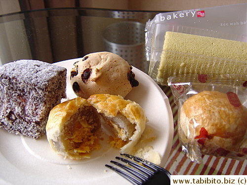Some snacks we picked up in various shops and brought back to the hotel: lamington, a chocolate chip chewy thing (not too good), Chinese pastry with lotus seed paste and salted yolk from Hang Heung (very good), green tea swiss roll (very soft), and another same kind of Chinese pastry from Kee Wah (also very good). Altogether HK$27/US$3.4