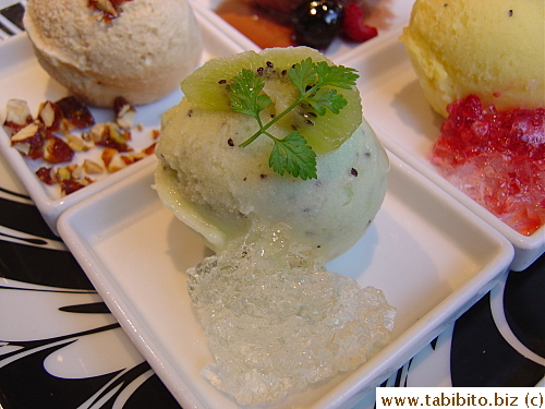 Kiw ifruit with White Wine Jelly