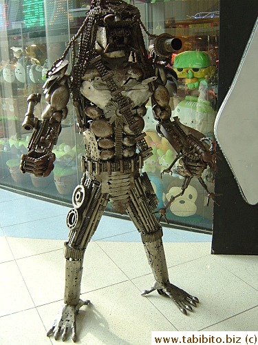 Predator outside a toy store in Vivo