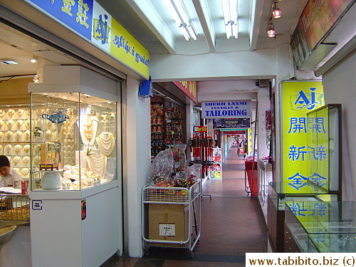 The area near the station has lots of jewelry shops
