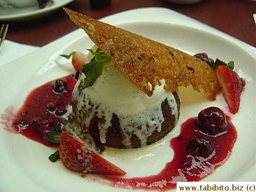 Cake Dessert S$11 (molten chocolate cake topped with vanilla icecream with berry sauce, very rich and cloying)