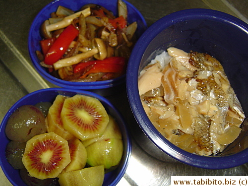 Canned sardine, stirfried shimeji mushrooms with red peppers, rainbow kiwi and kyohou grapes