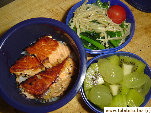 Grilled salmon, spinach and enoki, kiwi and grapes