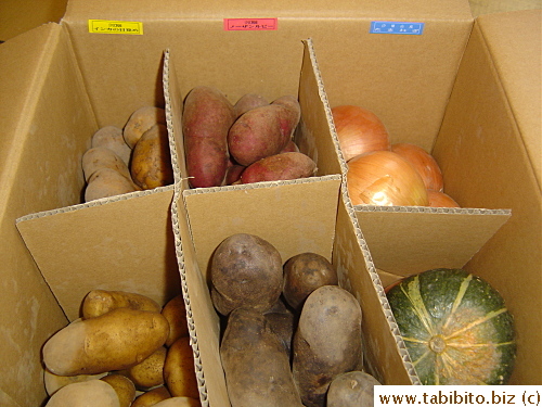 The box of taters arrived (some were damp but dried quickly on the counter)