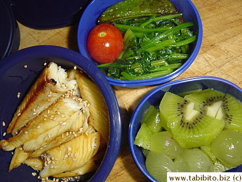 Grilled hokke, spinach, sugar snap peas and cherry tomato, kiwi and grapes