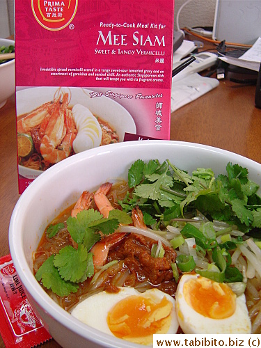 This Mee Siam tastes many times better than the one I ate at Prima Taste Kitchen in Changi Airport.  The lime juice that comes with the packet makes a big difference in balancing the flavor of the soup which was lacking in the restaurant version