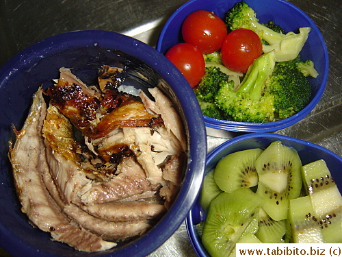 Grilled saury (sanma), broccoli, cherry tomatoes, kiwi