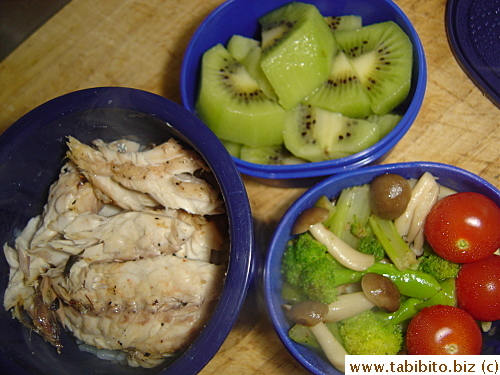 Grilled mackerel, stirfried broccoli, shimeji mushrooms and celery, cherry tomatoes, kiwi