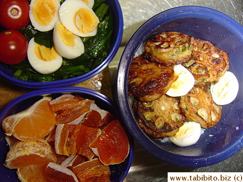 Fried lotus root meat sandwich, quail eggs, spinach, cherry tomatoes, mandarin and dried persimmon