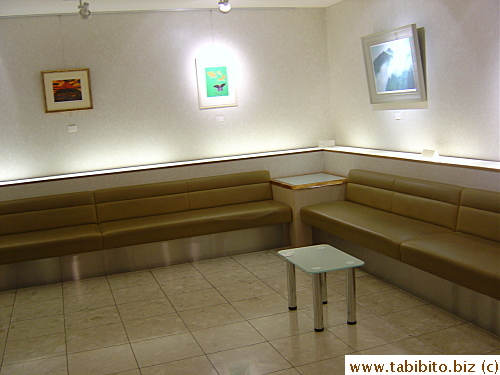 The area by the reception is deceptively big in this picture