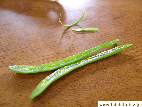 The multiple blades will slice the bean effortlessly