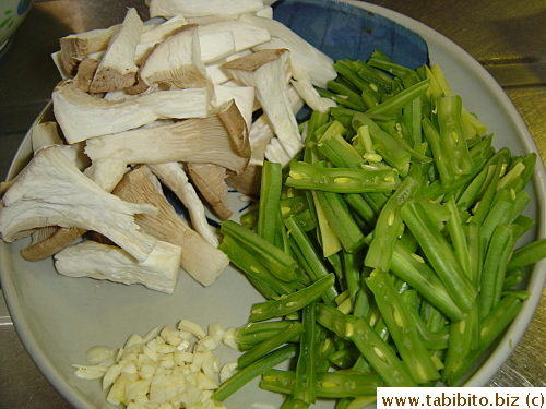 Simple stirfry dish of green beans, mushrooms and garlic