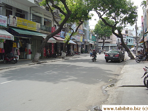 This street is pretty clean without much garbage
