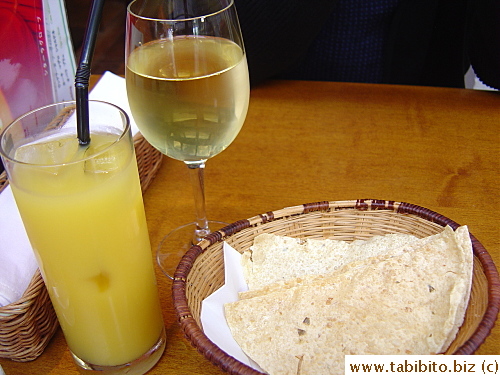 Drinks and papadum (crackly crispy, a bit spicy and yummy)