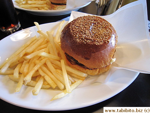 Hamburger (comes with fries) 900Yen/US$9.5