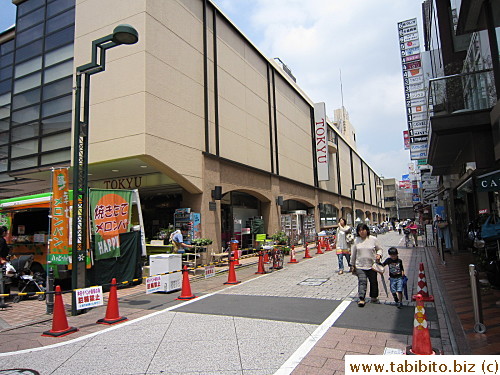 pass this Tokyu store and turn right at the end, then turn left at the next cross section