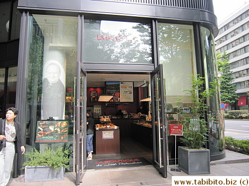 La Boutique de Joel Robuchon has delicious bread, I love their focaccia