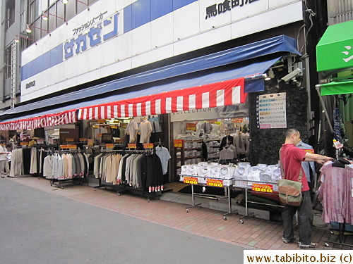 is a bunch of toiya (MDM is on the little alley on the left side inside this street)