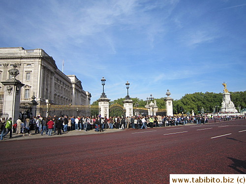 When we arrived, Buckingham Palace was already inundated with tourists