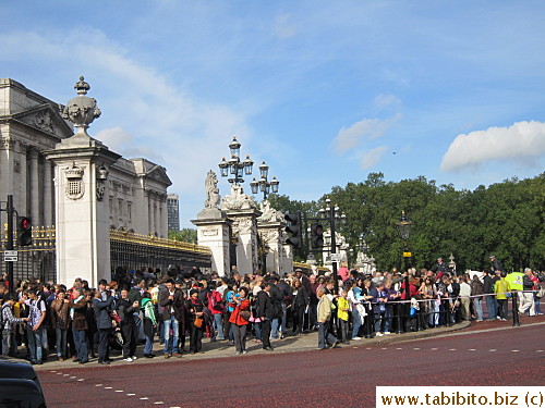 Thick crowd at the Palace gate