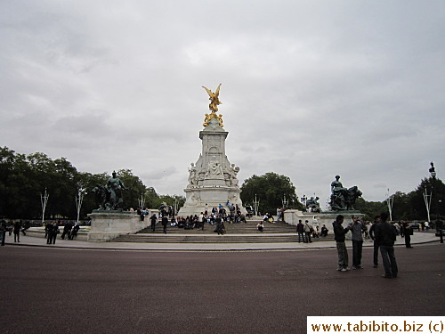 The symbolic statue in front of the Palace