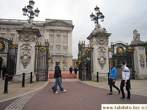 Where would police station if they simply close the side gates?