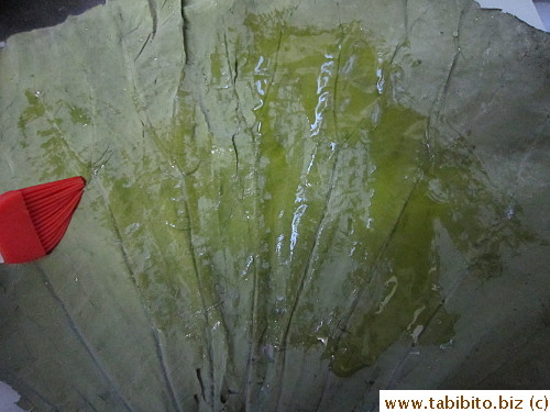 Brushing oil lightly on the leaf will prevent the rice from sticking after steaming