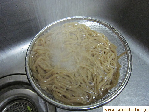 Rinsing cooked noodles