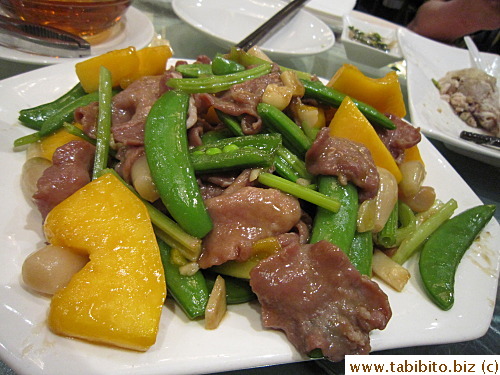 Stirfried beef tongue with papaya and sugar snap peas