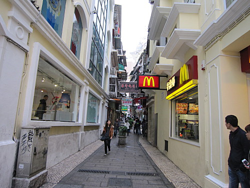The restaurant is very easy to find, just go inside the alley by McDonald's (across from the fountain in Senado Square) and it's soon on the left