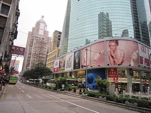 Senado Square is a short 15-minute stroll on this busy street from Wynn Hotel (which reminds me of Nathan Road in Kowloon)