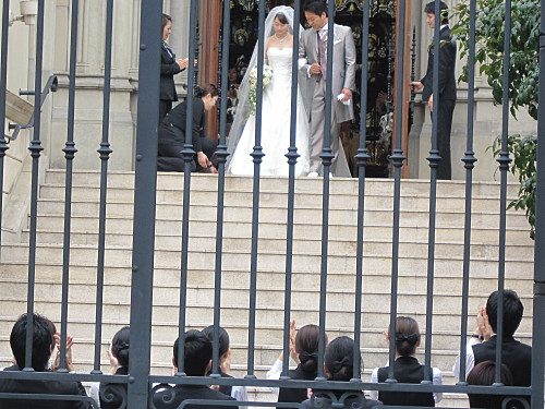 They all clapped enthusiastically the moment the couple came out