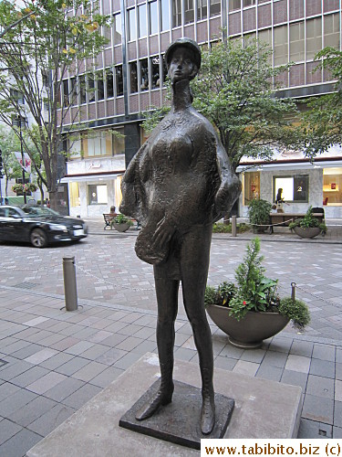 Long-neck woman
